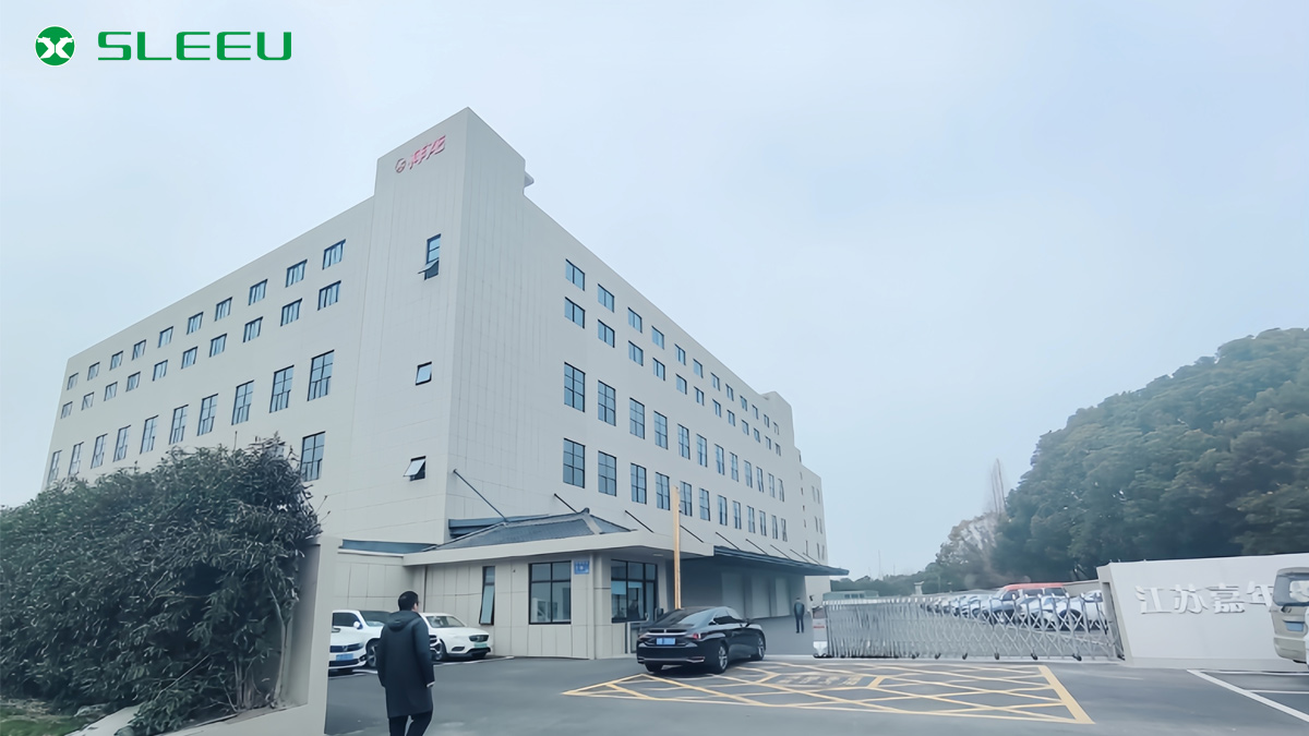 Jiangsu Carnival Technology Co., Ltd. (SLEEU TECH) was established in 2002. It is a high-tech electric vehicle enterprise that has cooperated with Tsinghua University and shares common intellectual property rights. The company focuses on the research and development, production, and sales of electric two-wheelers, electric tricycles, and their accessories. Currently, SLEEU TECH has a motor division and a vehicle division, and has production bases in both Wuxi and Tianjin, with an annual production capacity of 1 million vehicles.